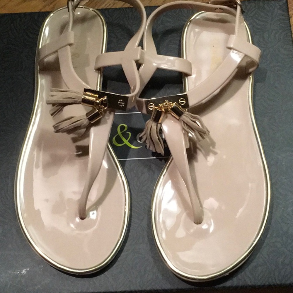 Beige jelly sandals with tassel